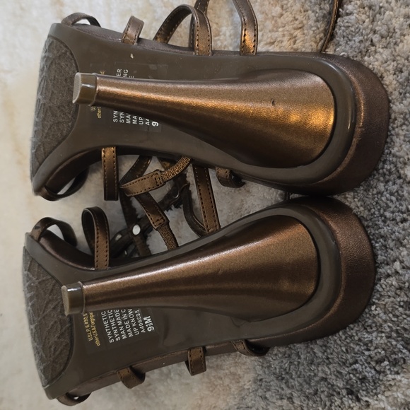 WOMEN'S KENNETH COLE REACTION BRONZE STRAPY HEELS  sz. 9.5 - Picture 6 of 6